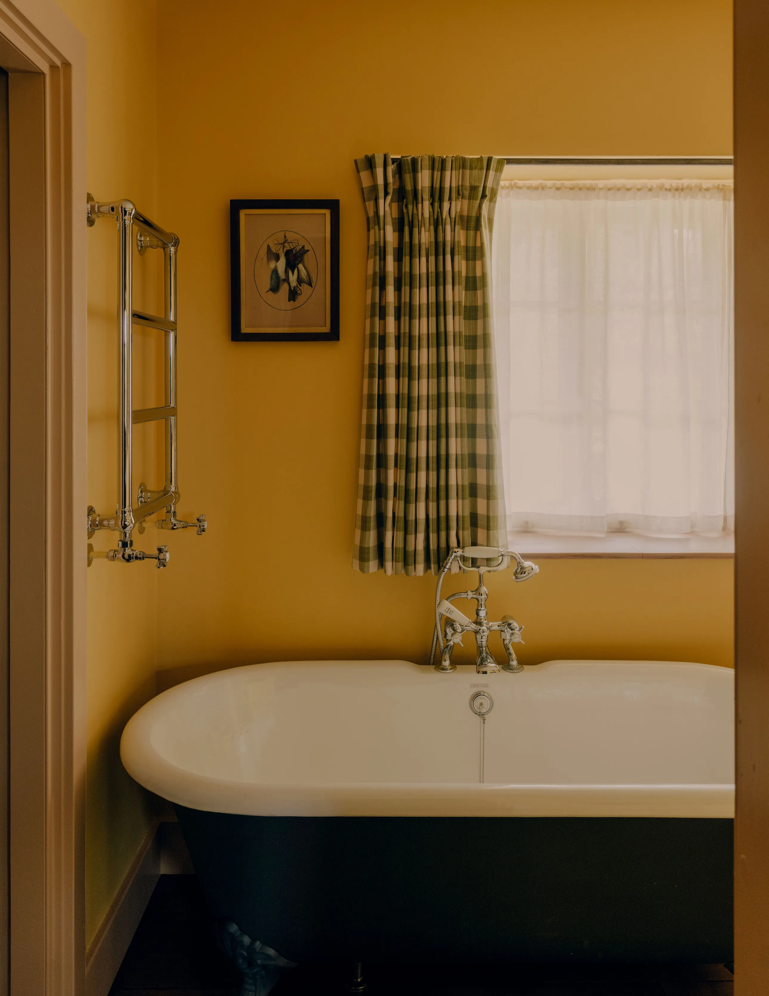 Une salle de bain aux tons ocre